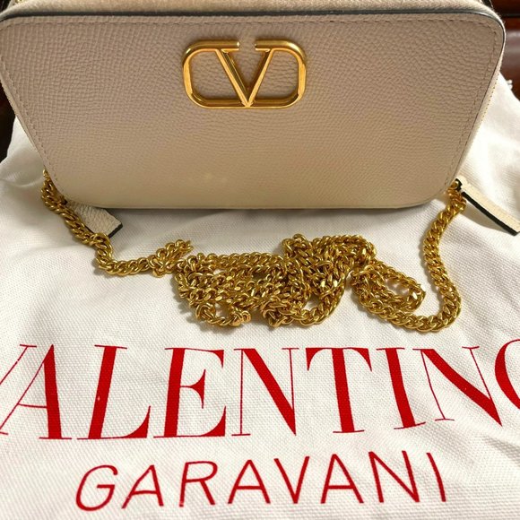 Valentino Garavani Handbags - Valentino Garavani White handbag with gold chain. Mint condition.